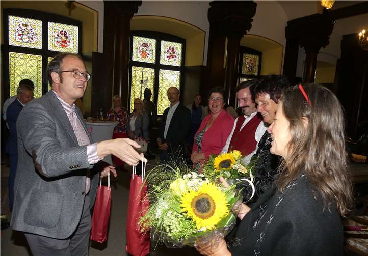 Zur Premierenveranstaltung erhielten die Offiziellen der Führung von Burgherr Oliver Pinzer ein Präsent.