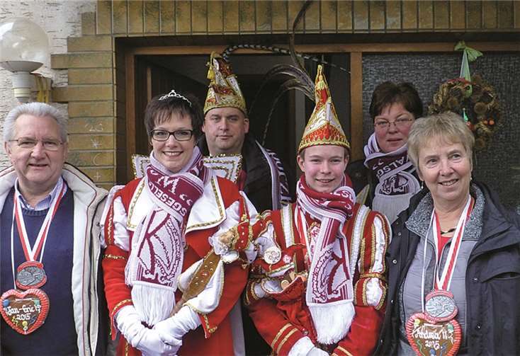 Zur Prinzenvorstellung in Waldporzheim war gleich eine ganze Schar an Karnevalisten gekommen, die damit der Einladung von Schützenkönig Edgar Flohe und seiner Gattin Marita folgten. privat