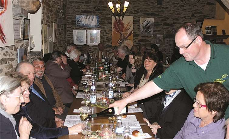 Zur Probe kamen acht ausgesuchte Weine von Winzern aus Güls, Trier, Alken und Oberfell; zu jedem Wein präsentierte Kalle Grundmann passende, lehrreiche und kurzweilige Geschichten.Privat