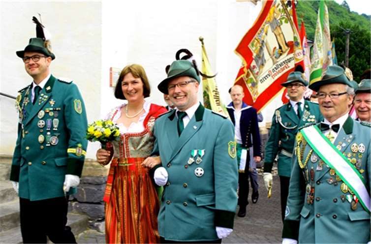 Zur Proklamation marschierten die Sebastianer mit ihrem Königspaar zur Kirche Sankt Walburgis.