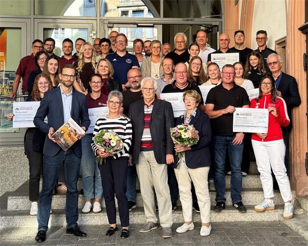 Zur Scheckübergabe „Förderimpuls Junge Kultur“ kamen die Vertreter von 19 Vereinen ins Montabaurer Rathaus. Mit dabei waren (vorne v.l.) Bürgermeister Ulrich Richter-Hopprich sowie ehemals Aktive der DTG: Susanne Kotschwar und die Eheleute Gerhard und Inge Wick. 
