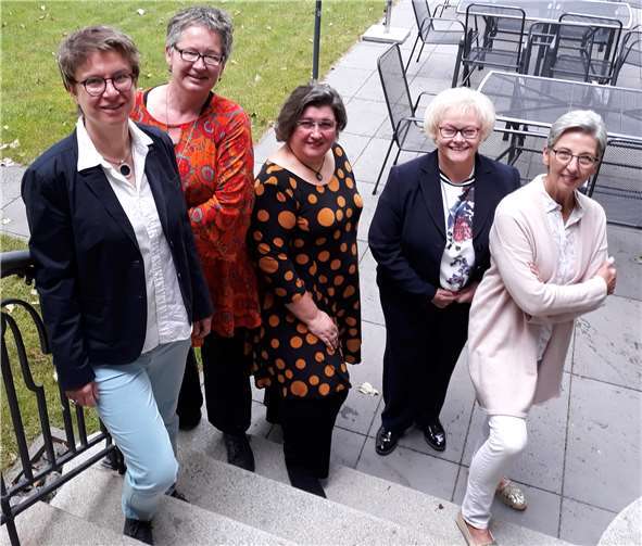 Zur Scheckübergabe ohne Scheck trafen sich (v. l.): Dr. Anja Ehlers, Pastorin Katrin Püschel (ehemaliges Presseclub-Vorstandsmitglied), Telefonseelsorge-Pfarrerin Carmen Tomaszewski, Waltraud Bündgen (ehemaliges Presseclub-Vorstandsmitglied) und Ulrike Eichenberg. Foto: privat