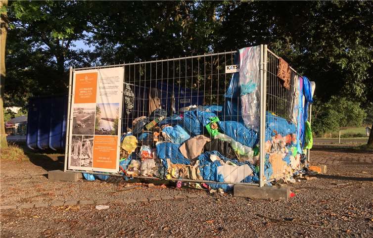 Zur Sensibilisierung der Besucher am Laaacher Seegebiet wurde der gesammelte Müll zur Schau gestellt. Fotos: Benediktinerabtei Maria Laach