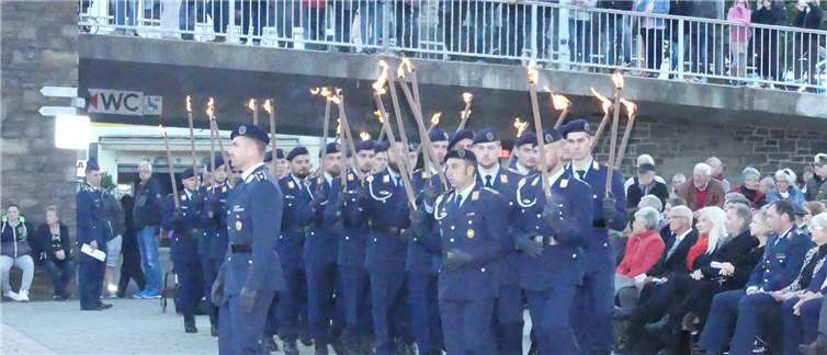 Zur Serenade auf dem Endertplatz marschierte auch eine Abteilung mit Fackelträgern auf.