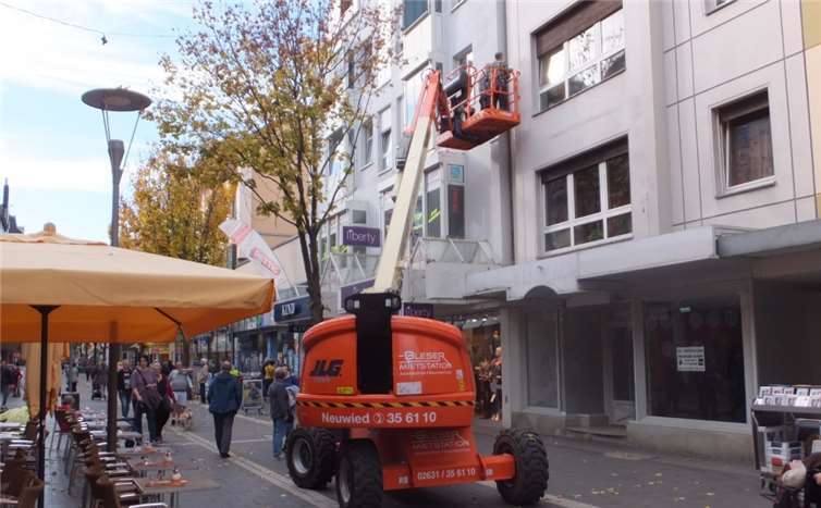 Zur Sicherheit der Bürger wurden die Überspannungen in der Neuwieder Innenstadt erneuert. privat