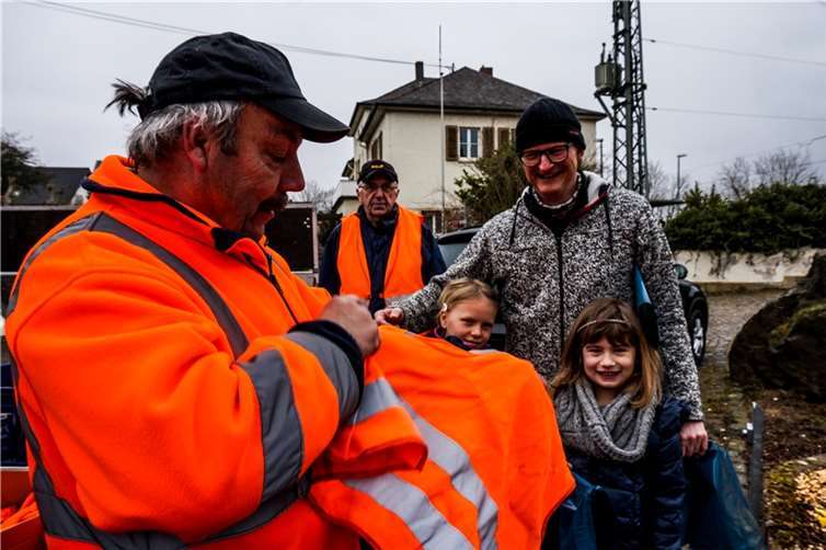 Zur Sicherheit der Helfer- und Helferinnen wurden Warnwesten verteilt.