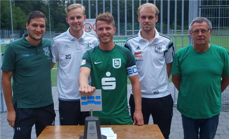 Mülheim-Kärlich triumphiert in Kottenheim Zur Siegerehrung durch Helmut Lung (rechts) versammelten sich die Spielführer der Finalteams um den Franzen-Cup. -BLA-