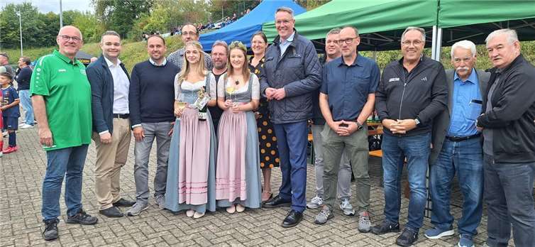 Zur Siegerehrung hatten sich zahlreiche Ehrengäste eingefunden, darunter Ministerpräsident Alexander Schweitzer sowie die Löfer Weinmajestäten Maja und Mia. Fotos: SV Hatzenport-Löf