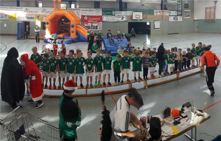 Zur Siegerehrung konnten die Minihandballer zwei ganz besondere Gäste begrüßen. privat