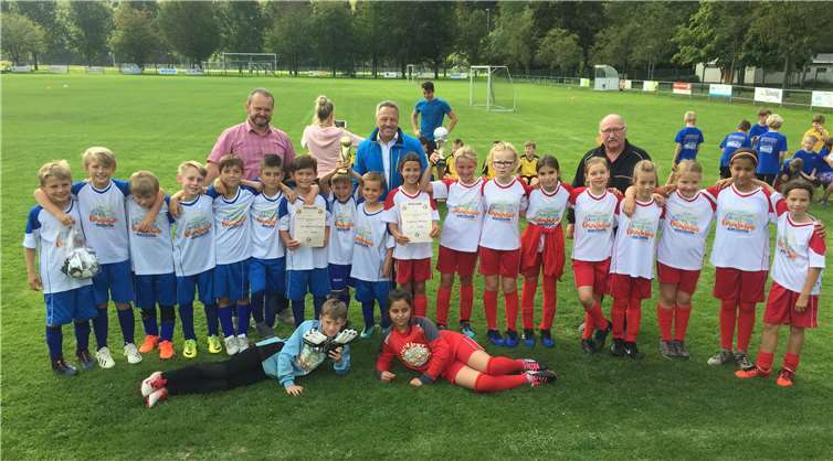 Zur Siegerehrung überreichte der Bürgermeister der Verbandsgemeinde Herr Breithausen der erfolgreichen Mädchen- und Jungenmannschaft aus Straßenhaus die Wanderpokale.Foto: privat