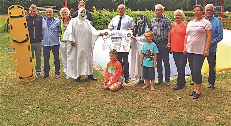 Zur Spendenübergabe trafen sich Bürgermeister Fred Pretz, die Schwimmmeister des Freibades und zahlreiche große, kleine und echte Geister an dem neuen Hüpfkissen. privat