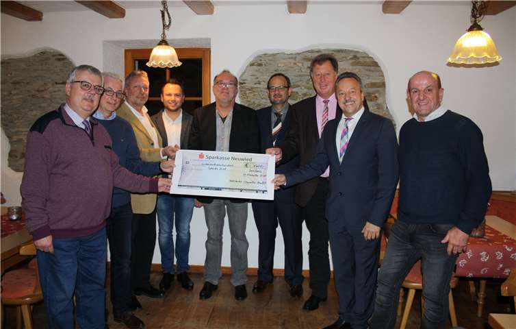 Zur Spendenübergabe trafen sich v. l. Wolfgang Runkel, Volker Mendel, Thomas Schausen, Hans-Peter Füllenbach und Jörg Kemmler , Jan Petry , Horst Rasbach, Hans Werner Breithausen und Jürgen Eisenhuth. Privat