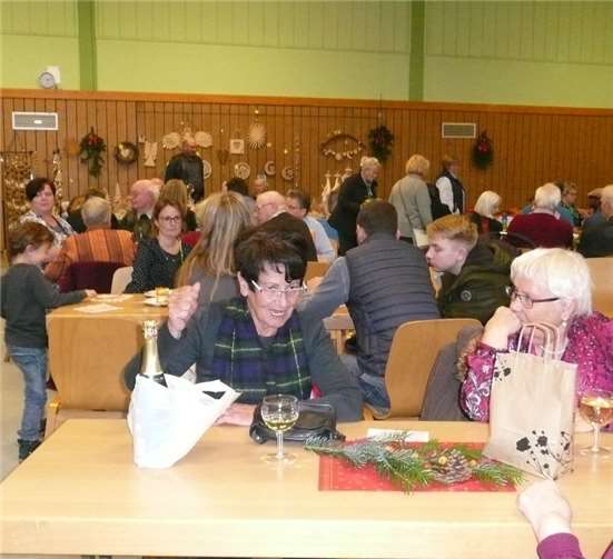 Zur Stärkung und zum netten Gespräch trafen sich die Gäste in der geschmückten Halle.privat