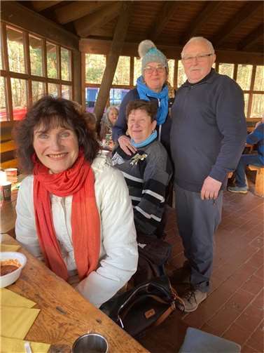 Zur Stärkung wurden warme Gulasch- und Gemüsesuppe mit Brötchen, Kuchen sowie Getränke angeboten.