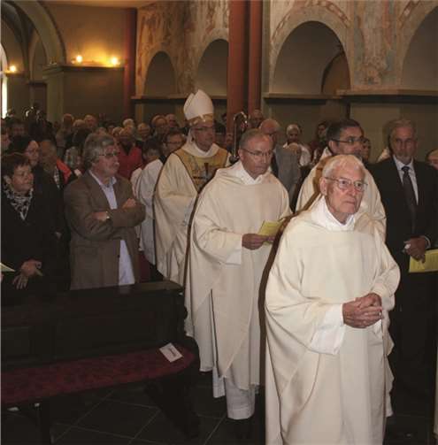Zur Statio zogen der Weihbischof und Pfarrer Klemens Hombach mit weiteren Geistlichen in Sankt Martin ein. DL