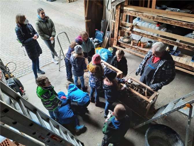 Zur Steigerung der Artenvielfalt wurde zusammen mit der Grundschule Saffig die Idee entwickelt einen Lebensturm und ein Insektenhotel zu errichten. Foto: privat