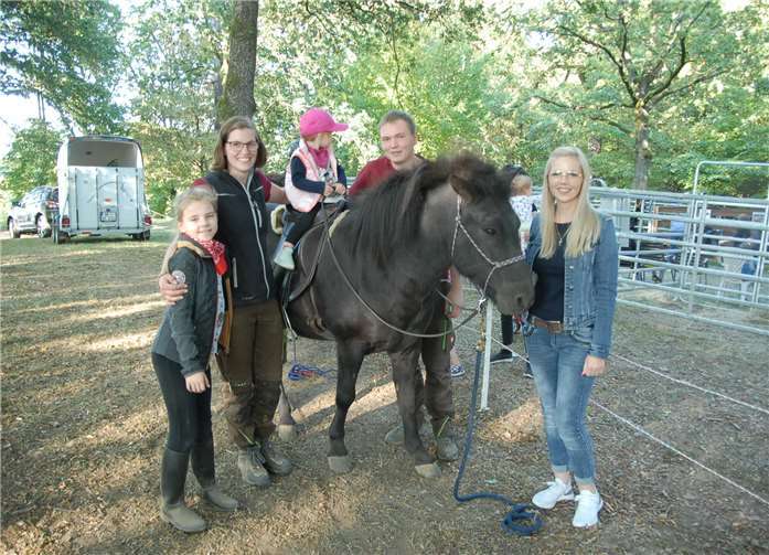 Zur Tierschau gehörten auch die Ponys, die geritten werden durften.