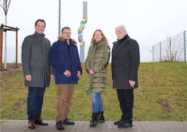 Zur Übergabe der Säule war Künstler Jáchym Fleig in die VG gekommen.  Foto: Katharina Demleitner