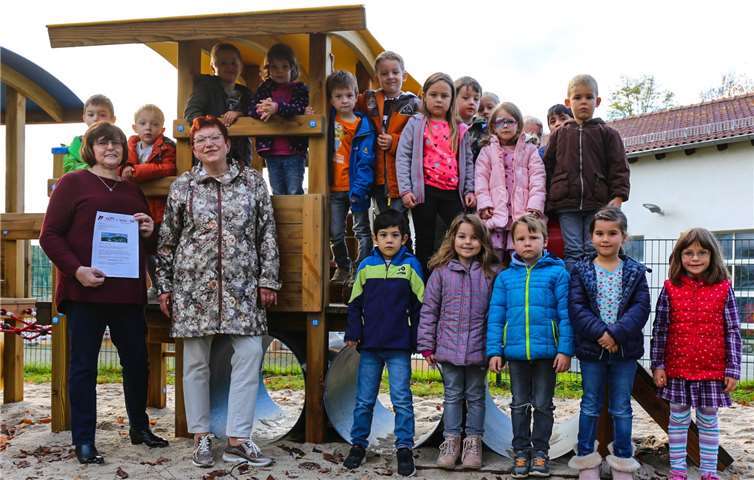 Zur Übergabe der Spende stellten sich Cäcilie Honnef und Elisabeth Messow mit einigen Kindern der Tagesstätte zum Fotoshooting. Foto: Heinz Messow