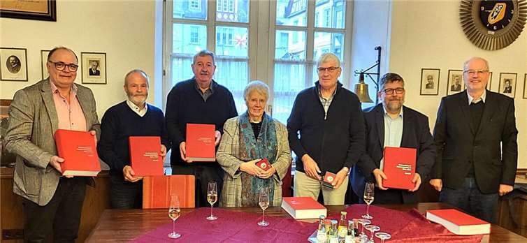 Zur Übergabe des neuen Familienbuches trafen sich im Rathaus der Stadt –von links- Ortsbürgermeister Stefan Thomas (Faid), Ortsbürgermeister Toni Göbel (Dohr), Stadtbürgermeister Walter Schmitz (Cochem), Ursula Buchholz (Autorin), Klaus Layendecker (Autor), Bürgermeister Wolfgang Lambertz (Verbandsgemeinde Cochem) und Wolfgang Hock vom Stadtarchiv.  Foto: Stadt Cochem