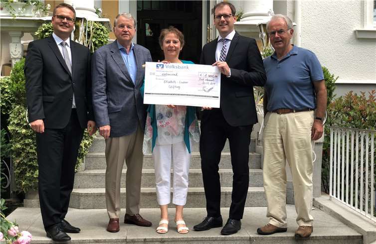 Zur Übergabe kamen Christian Süß, Leiter Vermögensbetreuung der Volksbank RheinAhrEifel, Lothar Lindner, Vorstand der Stiftung, Vorstandsvorsitzende der Stiftung Andrea Stenzel, Thomas Theisen, Direktor des Regionalmarktes AhrBrohltal der Volksbank RheinAhrEifel sowie Dr. Hartmut Ketz, ebenfalls Vorstand der Stiftung (v.l.).privat