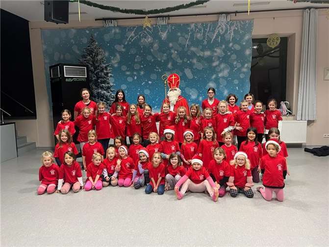 Zur Überraschung aller Kinder kam der Nikolaus zu Besuch, was die Augen der Kinder zum Leuchten brachte. Quelle: Mülheimer Karnevals-Gesellschaft