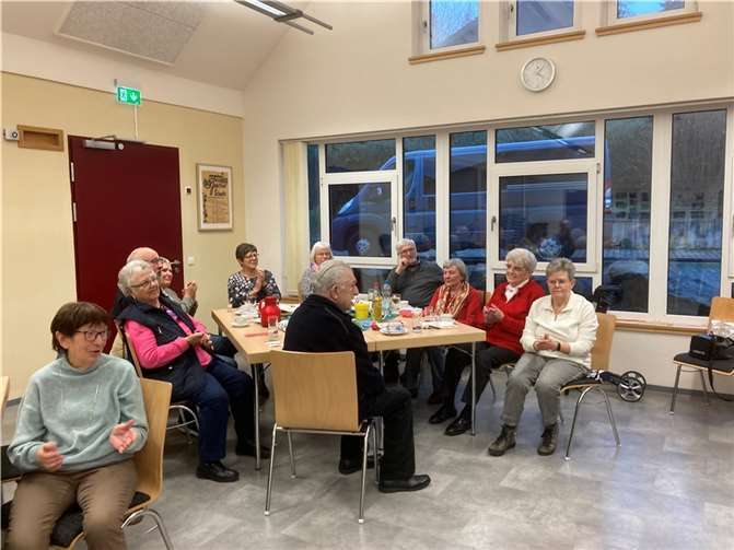 Zur Überraschung der Seniorinnen und Senioren kamen zwei Erzieherinnen und die Maxis des Kindergartens und sangen Weihnachtslieder.