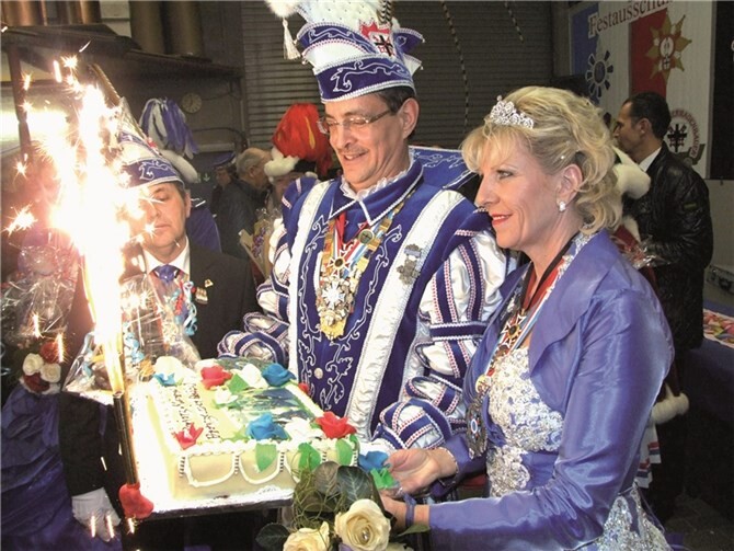 Zur Überraschung gab es eine riesige Motivtorte.