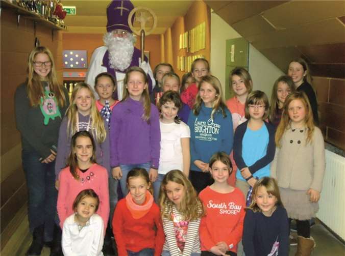 Zur Überraschung übergab der Nikolaus an jede Tänzerin eine kleine Überraschungstüte.privat