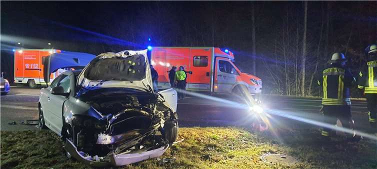 Zur Unfallaufnahme durch die Polizei wurde die Landstraße großräumig ausgeleuchtet. Foto: FFW Königswinter
