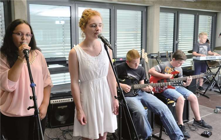 Zur Unterhaltung wurden tolle musikalische Beiträge präsentiert, unter anderem von der orange box band der Realschule plus.