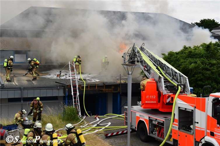 Zur Unterstützung bei der Brandbekämpfung kam ebenfalls die Drehleiter der Feuerwehr Mülheim-Kärlich zum Einsatz. Fotos: Detlef Schneider