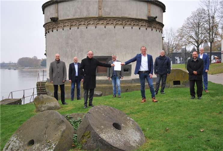 Zur Unterzeichnung der Kooperationsvereinbarung trafen sich der Oberbürgermeister der Stadt Mayen, Dirk Meid, der Bürgermeister der Verbandsgemeinde Vordereifel, Alfred Schomisch, der Bürgermeister der Verbandsgemeinde Mendig, Jörg Lempertz, der Ortsbürgermeister von Kottenheim, Thomas Braunstein, der Stadtbürgermeister Mendig, Hans Peter Ammel und der Ortsbürgermeister von Ettringen, Werner Spitzley in Andernach.Foto: Stadt Andernach/Maurer