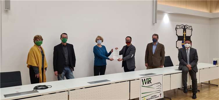 Zur Unterzeichnung des Kooperationsvertrags trafen sich (von links): Susanne Chur-Lahl, Tobias Mobers und Ina Löllgen (Bündnis 90/Die Grünen) mit Joachim Kühlwetter und Rainer Friedrich (CDU) sowie Bürgermeister Holger Jung. Foto: privat