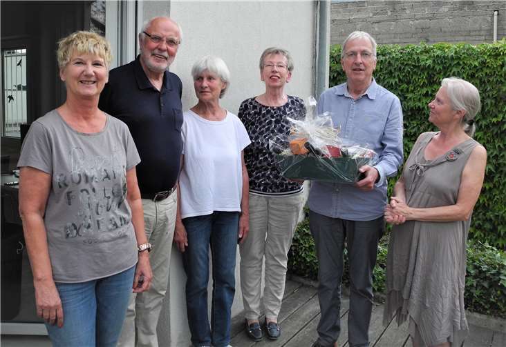 Zur Verabschiedung und als Dank für seine engagierte Arbeit wurde dem bisherigen Schatzmeister Volker Haymann vom Vorstand des Tierschutzvereins Andernach u.U.e.V. ein Präsent überreicht. Foto: privat