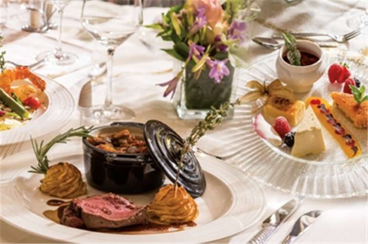 Zur Veranstaltung Poesie, Gesang und Wein wird ein tolles Menü den Besuchern präsentiert. privat