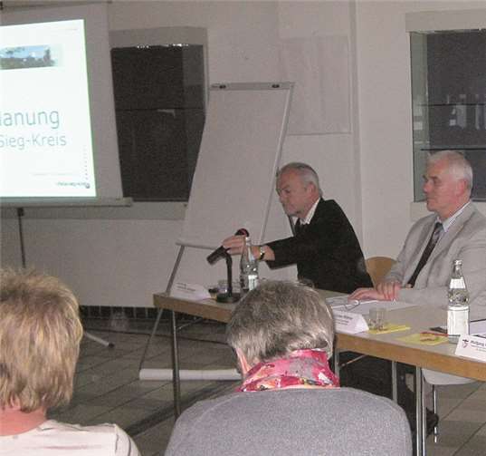 Zur Veranstaltung zur Pflegeplanung im Rhein-Sieg-Kreis konnten die Referenten Hermann Allroggen (li.), Dezernent für Soziales und Gesundheit des Rhein-Sieg-Kreises und Stephan Liermann (re.), Leiter des Kreissozialamtes gewonnen werden. privat