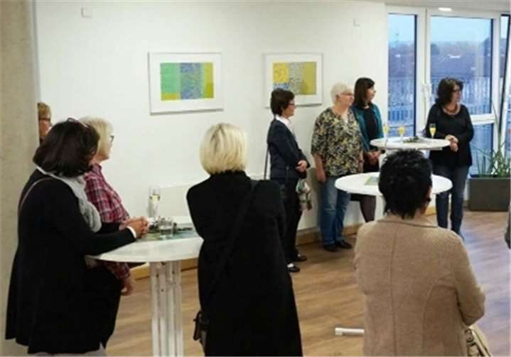 Zur Vernissage beantwortete Bianca Westerhagen die Fragen der interessierten Besucher.privat