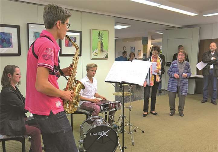 Zur Vernissage, die Bürgermeisterin Renate Offergeld und Gitta Briegleb eröffneten, spielten „The Beggars“ unter der Leitung von Regina Krull (l.).Gemeinde Wachtberg/mm