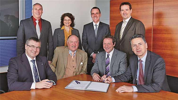 Zur Vertragsunterzeichnung trafen sich (oben v. links): Fred Pretz (Bürgermeister der VG Vallendar), Gabriele Greis (Erste Beigeordnete der VG Hachenburg), Peter Hehl (Leiter Energie und Diestleistungen, KEVAG), Thomas Przybylla (Erster Beigeordneter der VG Weißenthurm) sowie (unten v.links) Dr. Alexander Saftig (Landrat Kreis Mayen-Koblenz), Werner Daum (Bürgermeister der VG Rennerod), Achim Schwickert (Landrat Westerwaldkreis) und Dr. Karlheinz Sonnenberg (Vorstandsmitglied KEVAG). KEVAG