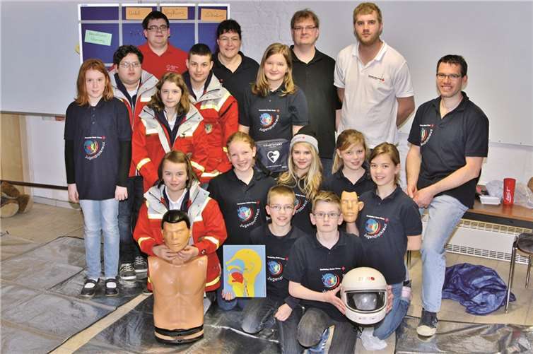 Zur Vorbereitung für den am 27. April in Niederzissen stattfindenden JRK-Kreiswettbewerb frischten am vergangenen Wochenende zwölf Mitglieder der JRK-Gruppen aus Bad Breisig und Wehr unter Leitung von DRK-Ausbilder Benjamin Bauschke (hinten links) und seinem Ausbildungsteam gemeinsam ihre Erste Hilfe-Kenntnisse auf. Thorsten Trütgen