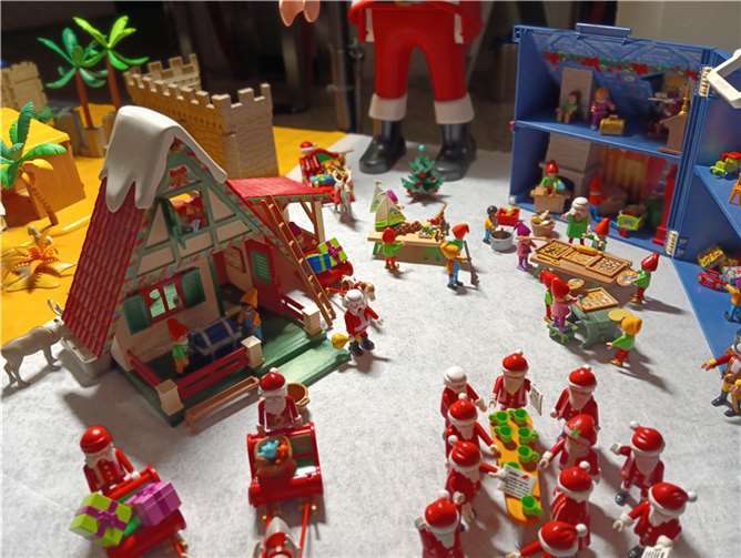 Über 750 Figuren und 150 Tiere begeistern Zur Vorbereitung ihres großen Abends treffen sich die Weihnachtsmänner zu einem Kongress und die Wichtel basteln schon eifrig an den Geschenken für die braven Kinder.