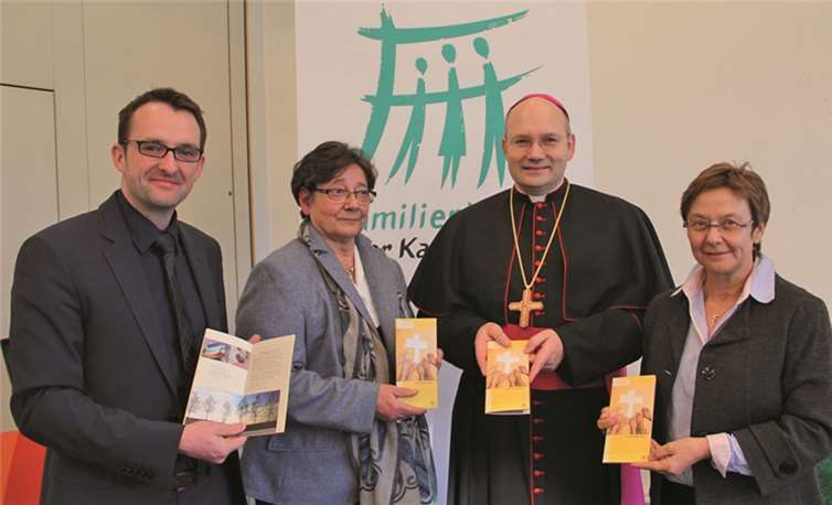 Zur Vorstellung der Gebetshilfe „Mit Kindern beten“ überreicht Familienbund-Vorsitzende Hildegard Weber gemeinsam mit ihrer Stellvertreterin Gisela Rink und Geschäftsführer Michael Korden das erste Druckexemplar an den Trierer Weihbischof Dr. Helmut Dieser.  Privat