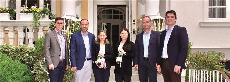 Zur Vorstellung der neuen Kooperation in Sachen „Bad Neuenahrer Heilwasser“ trafen sich: (v.l.) Christian Steinbach (Heilbad Gesellschaft), Christian und Clarissa Lindner (Privat-Hotel „Villa Aurora“), Dania Münch (Heilbad Gesellschaft), Karsten Braun (Getränke Braun & Blumenrath) und Jan Ritter (Heilbad Gesellschaft).Klaus Geck