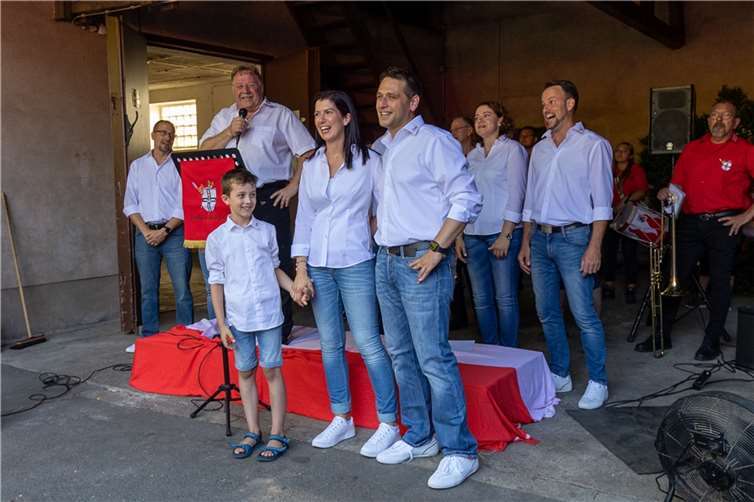 Zur Vorstellung des designierten Prinzenpaars singen Sabrina, Sven und Sohn Tom Schnieber (im Vordergrund) zusammen mit ihren Adjutanten und dem Kommandanten Friedel Groß (am Mikrofon) Karnevalshits. Foto: CEW