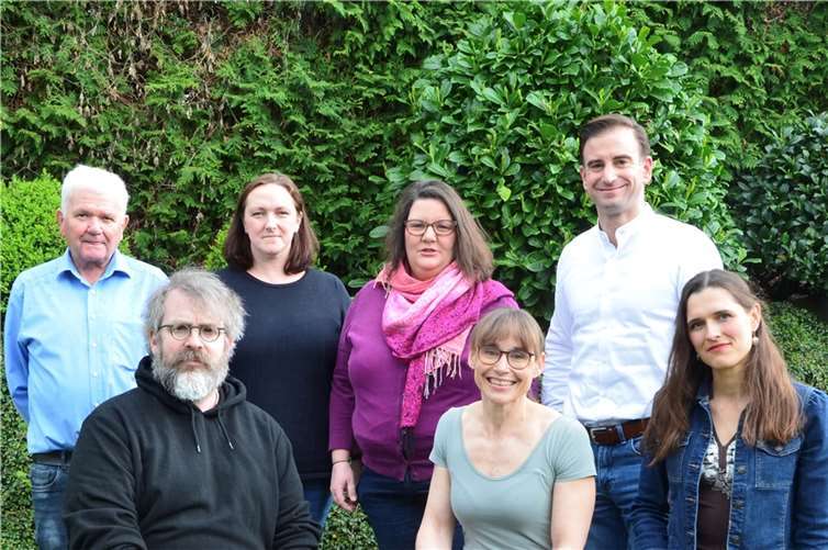 Zur Wahl des Ortsgemeinderates am 9. Juni 2024 kandidieren: Manfred Geisbüsch, Martin Ingenhoven, Laura Probst, Mirjam Hagebölling, Anne-Katrin Hürter, Marcel Hürter und Gisela Adler (v.l.n.r).  Foto: privat