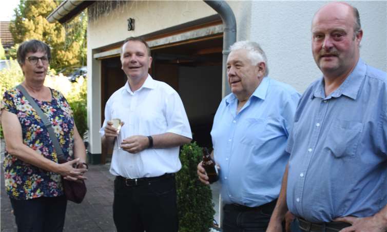 Zur Wahlparty waren auch die Ortsvorsteher Thomas Kreten von rechts Wilfried Ehrenstein und Ingrid Groß links gekommen.