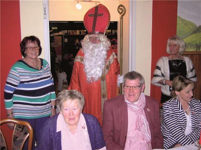 Zur Weihnachtsfeier gehörte auch ein echter Nikolaus. Privat