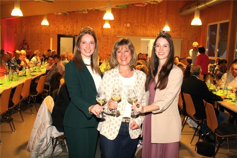 Zur Weinverkostung im Calmont-Forum konnten die Deutsche Weinkönigin Anna Zenz (li.) und Moselweinkönigin Teresa Oster auch Landrätin Anke Beilstein begrüßen.