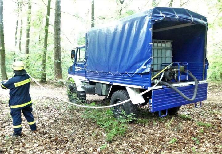 Zur Zeit werden die Fahreigenschaften im Gelände mit den Wassertanks weiter getestet und die Kraftfahrer in die Besonderheiten, natürlich coronabedingt immer nur einzeln, eingewiesen.